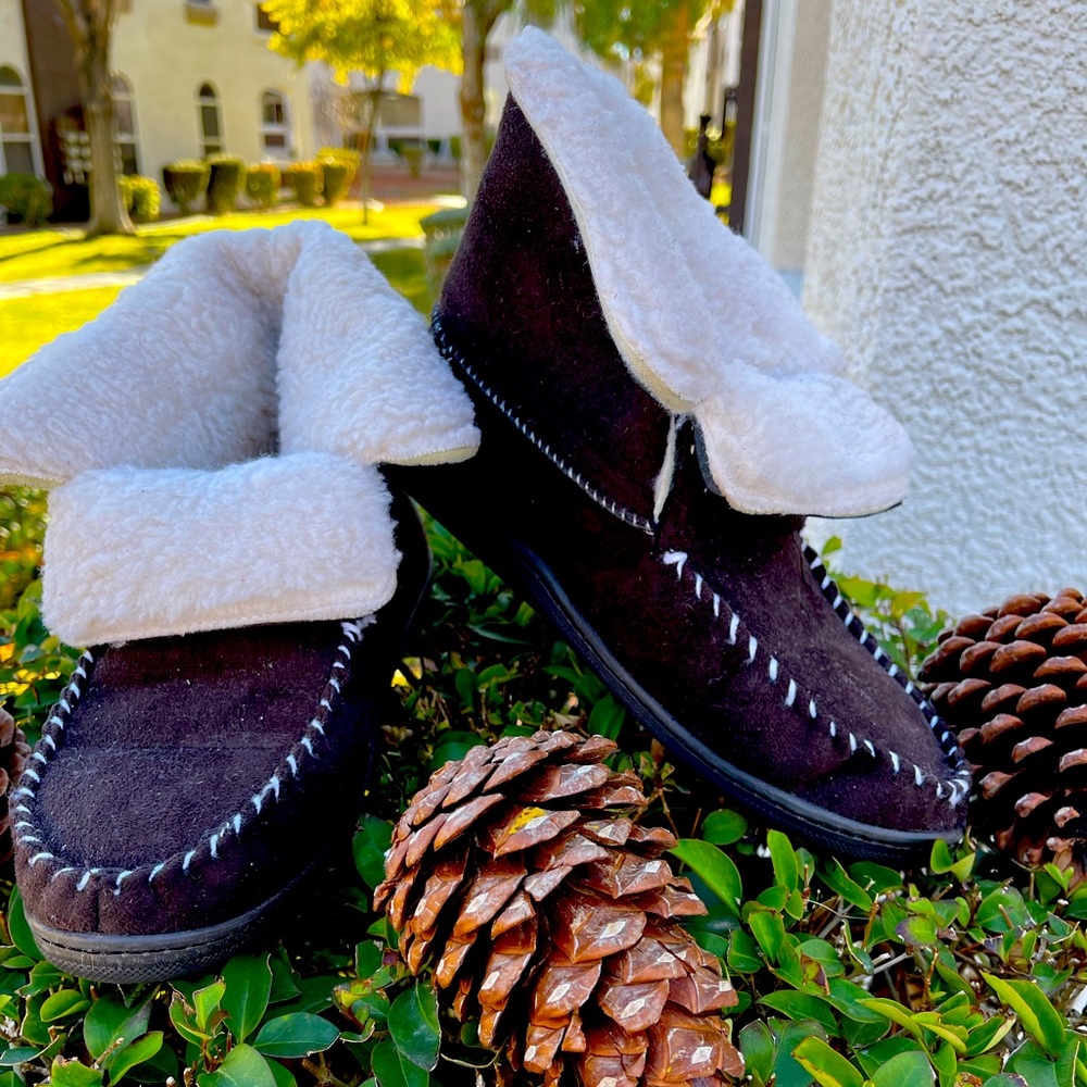 Women’s fur-lined booties by Great Northwest.